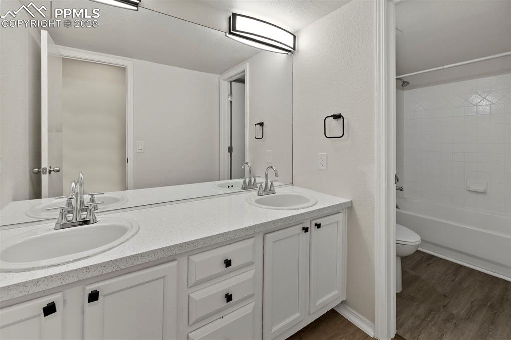 Image 32 of 39: Full Bathroom