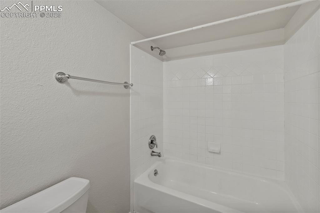 Image 33 of 39: Full Bathroom