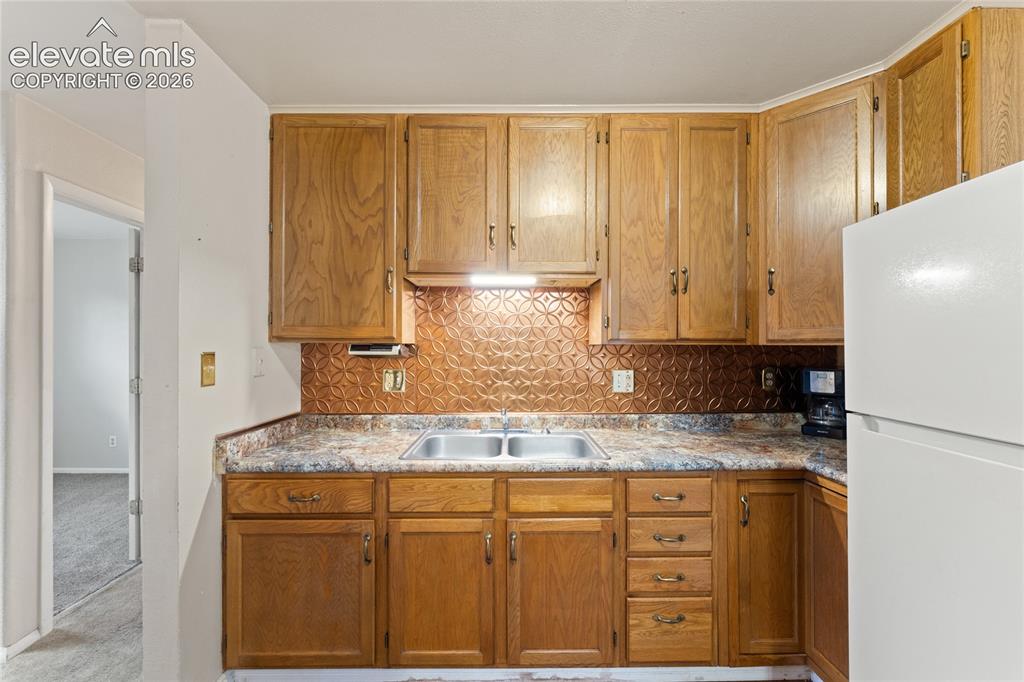 Image 10 of 32: Kitchen