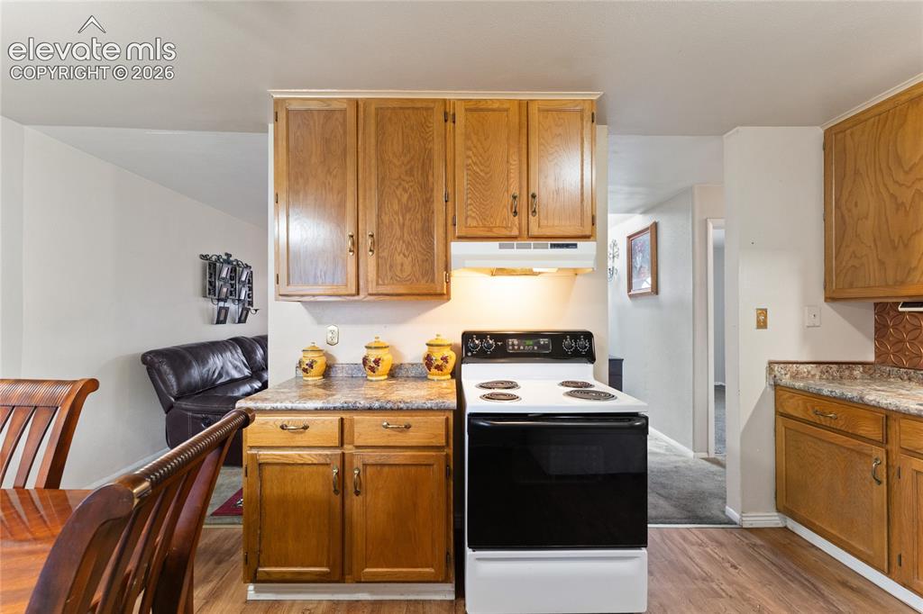 Image 11 of 32: Kitchen