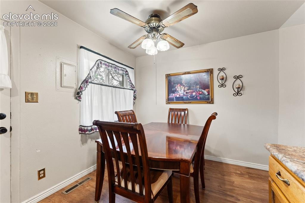 Image 12 of 32: Dining Area