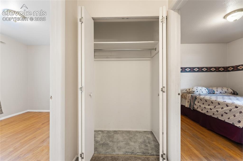 Image 19 of 32: Bedroom