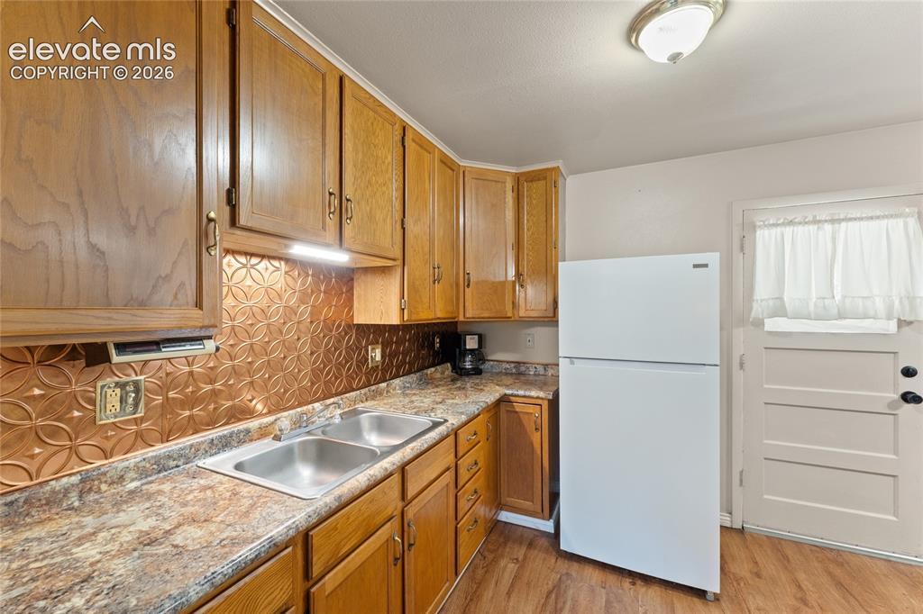 Image 9 of 32: Kitchen