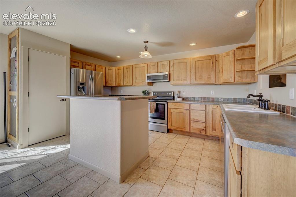 Image 13 of 48: Kitchen
