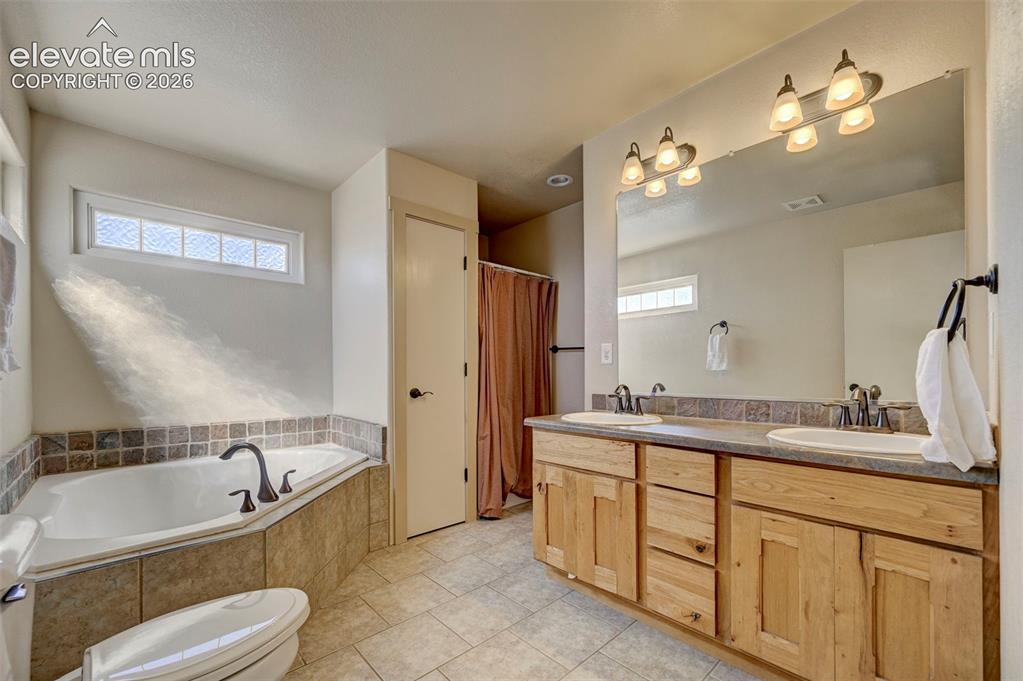 Image 17 of 48: Bathroom