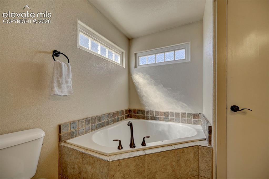 Image 18 of 48: Bathroom