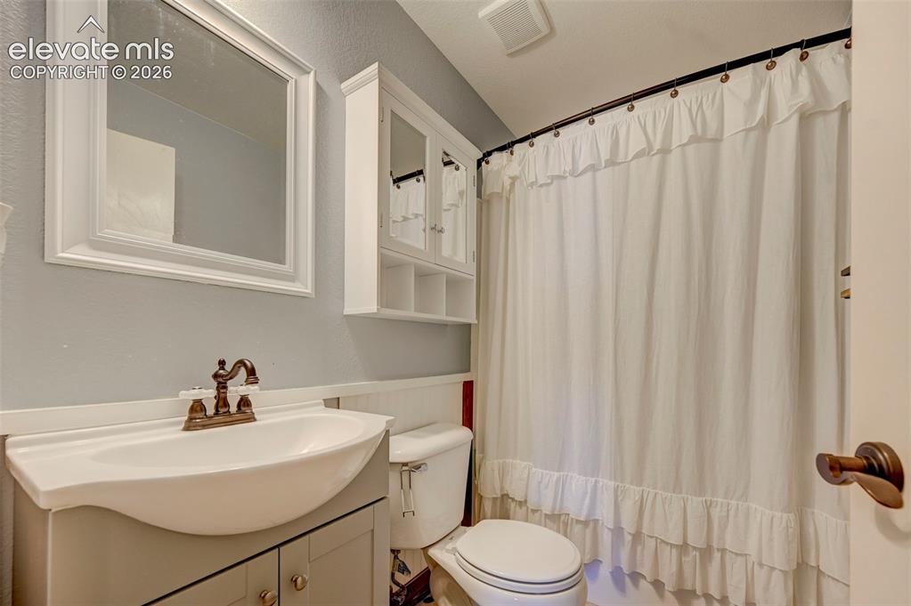 Image 20 of 48: Bathroom