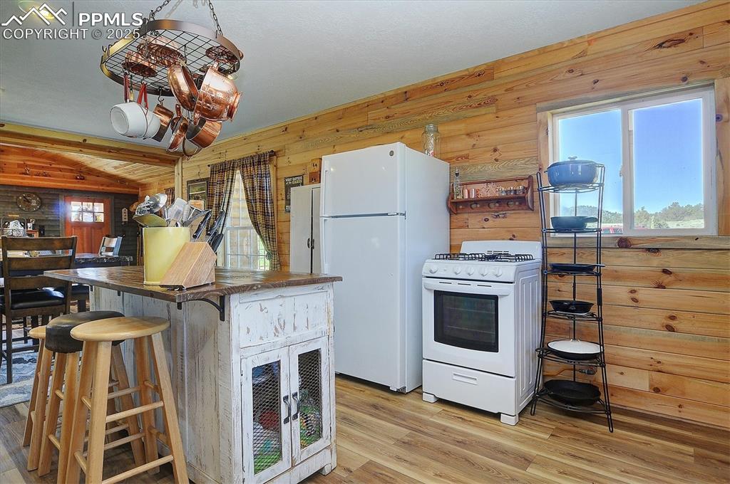 Image 16 of 35: Kitchen