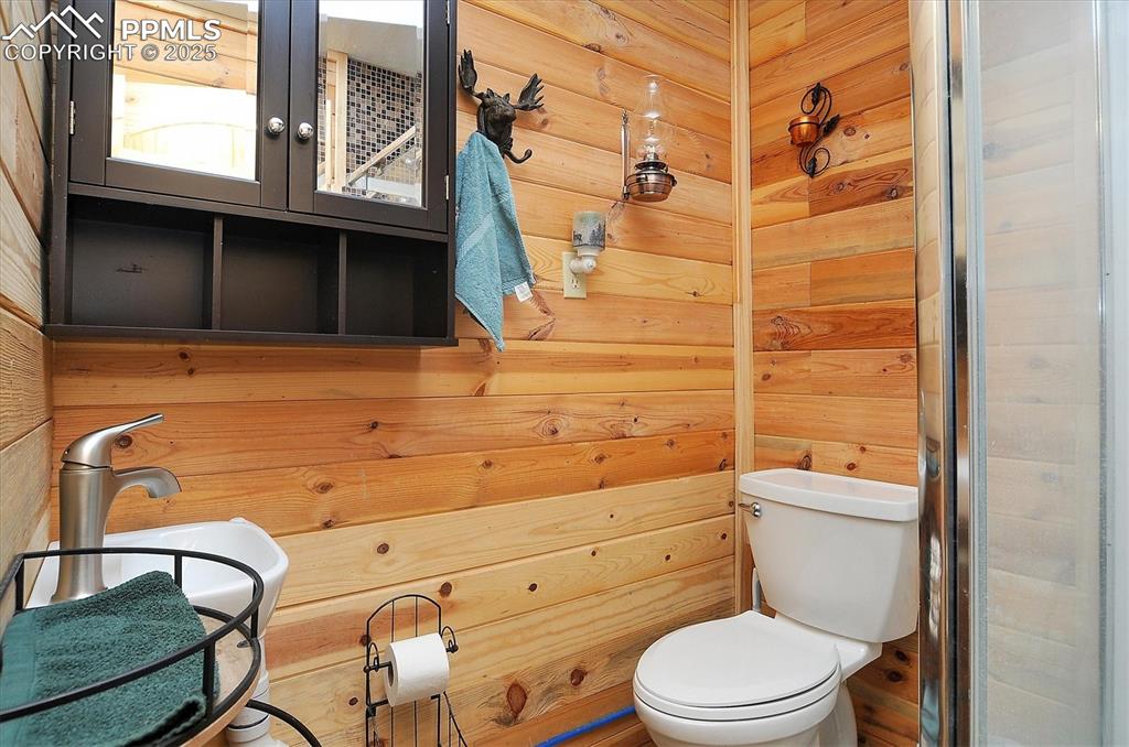 Image 19 of 35: Bathroom