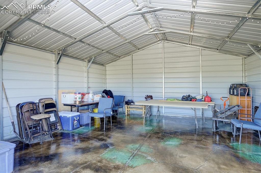 Image 24 of 35: Garage