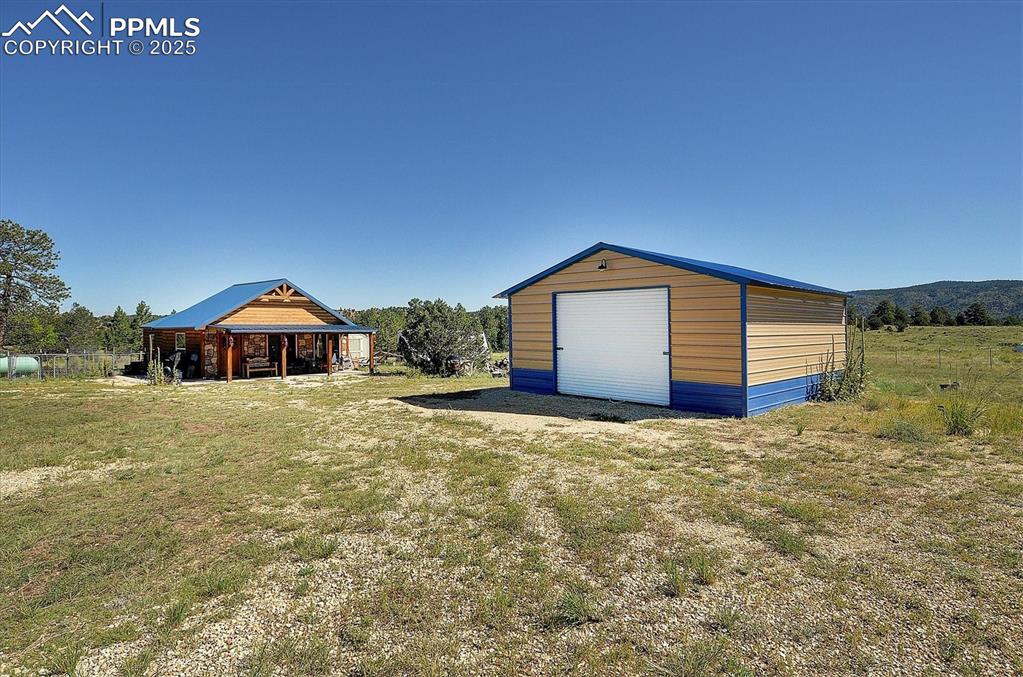 Image 25 of 35: Garage