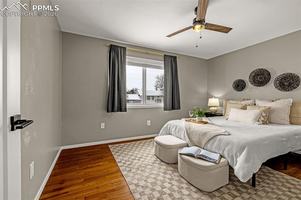 Image 10 of 30: Bedroom