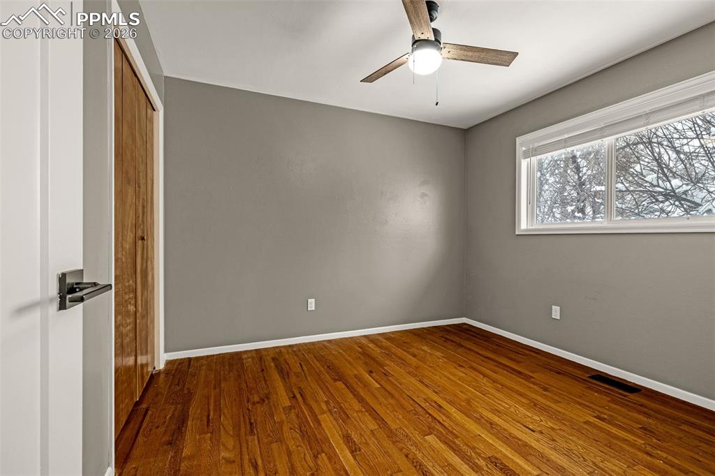 Image 13 of 30: Bedroom