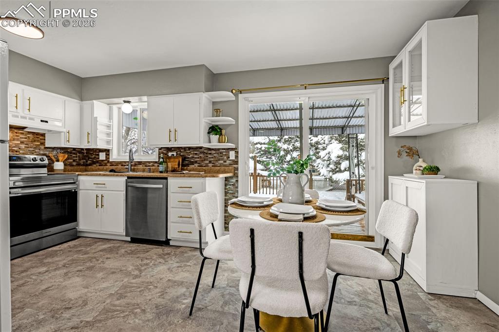 Image 15 of 30: Kitchen