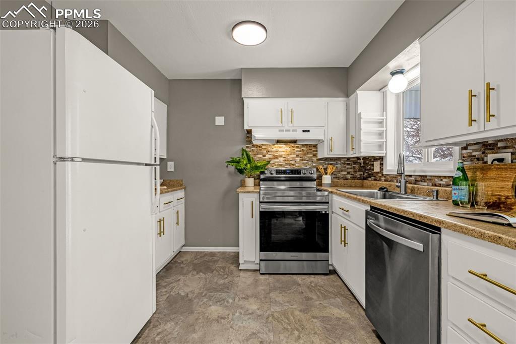 Image 17 of 30: Kitchen