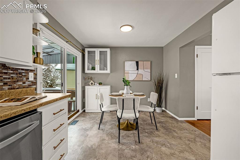 Image 18 of 30: Dining Area