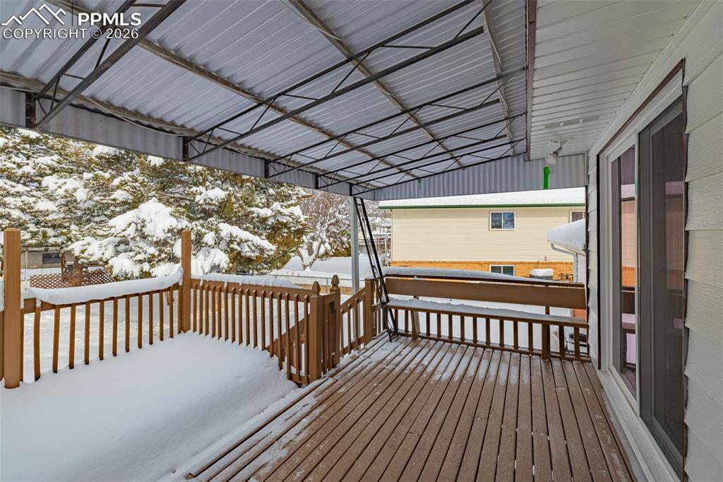 Image 23 of 30: Deck