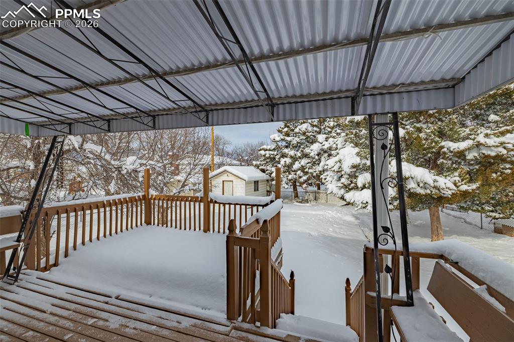 Image 24 of 30: Deck