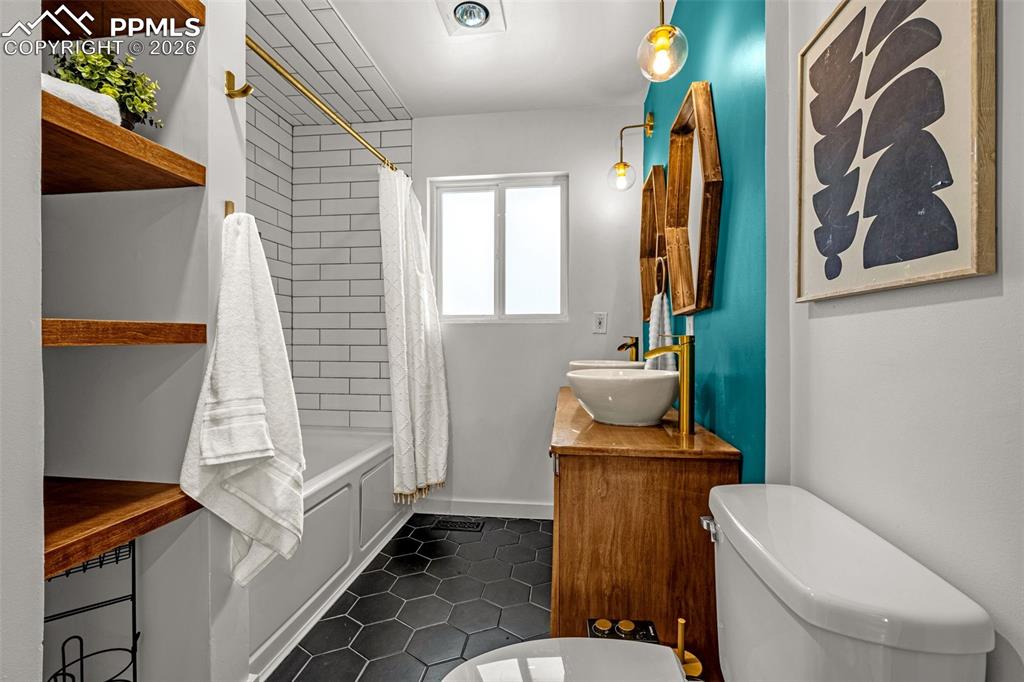 Image 8 of 30: Bathroom