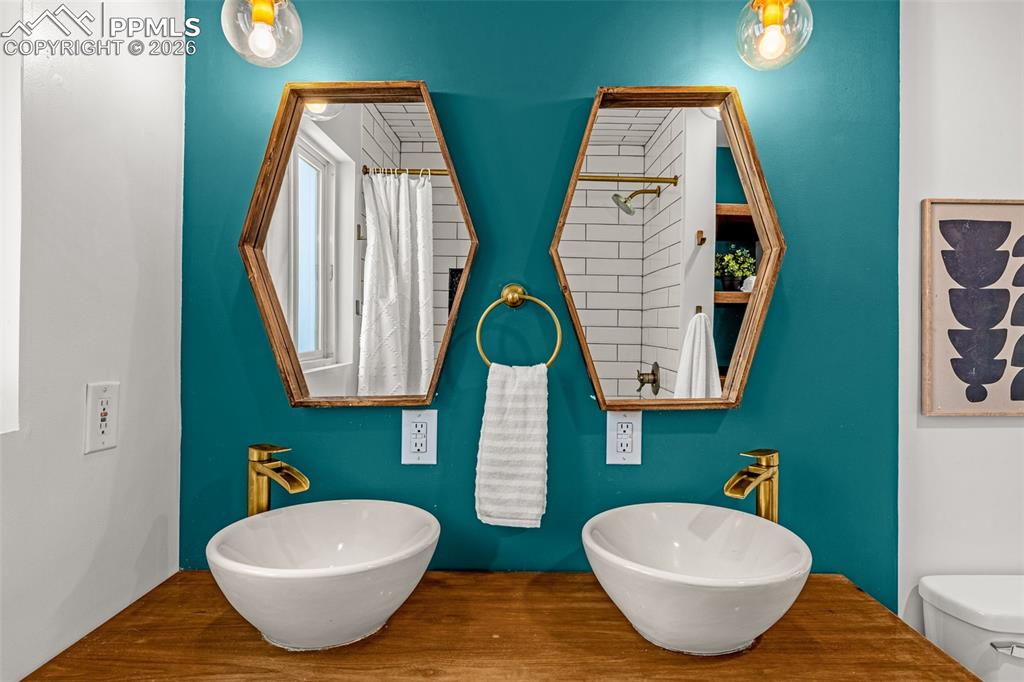 Image 9 of 30: Bathroom