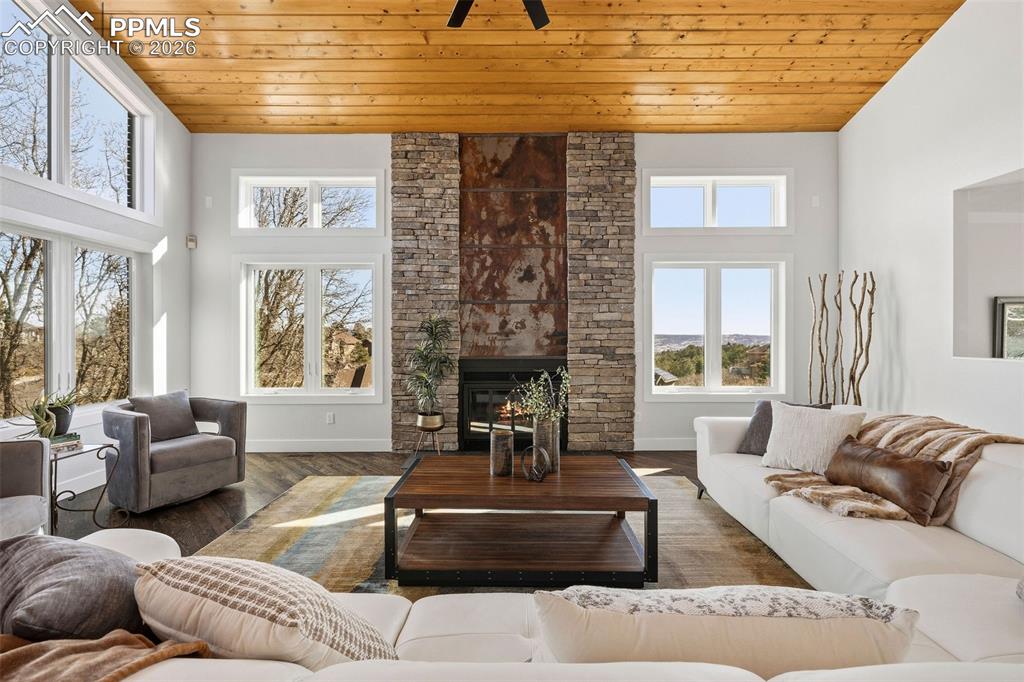 Image 10 of 50: Living Room