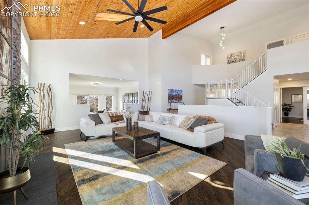 Image 11 of 50: Living Room