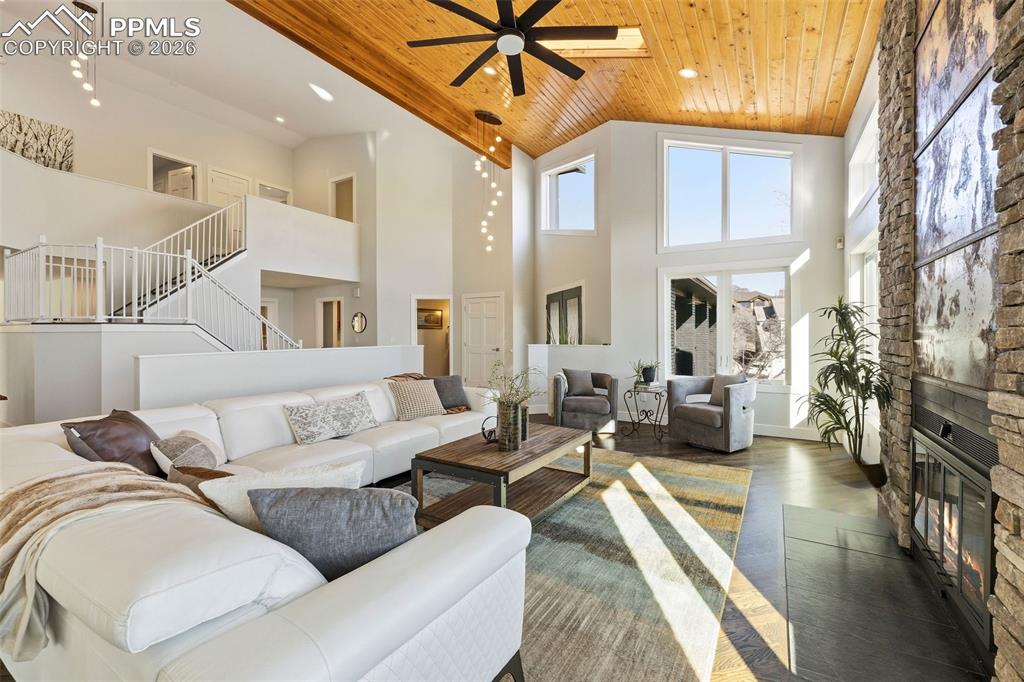 Image 12 of 50: Living Room