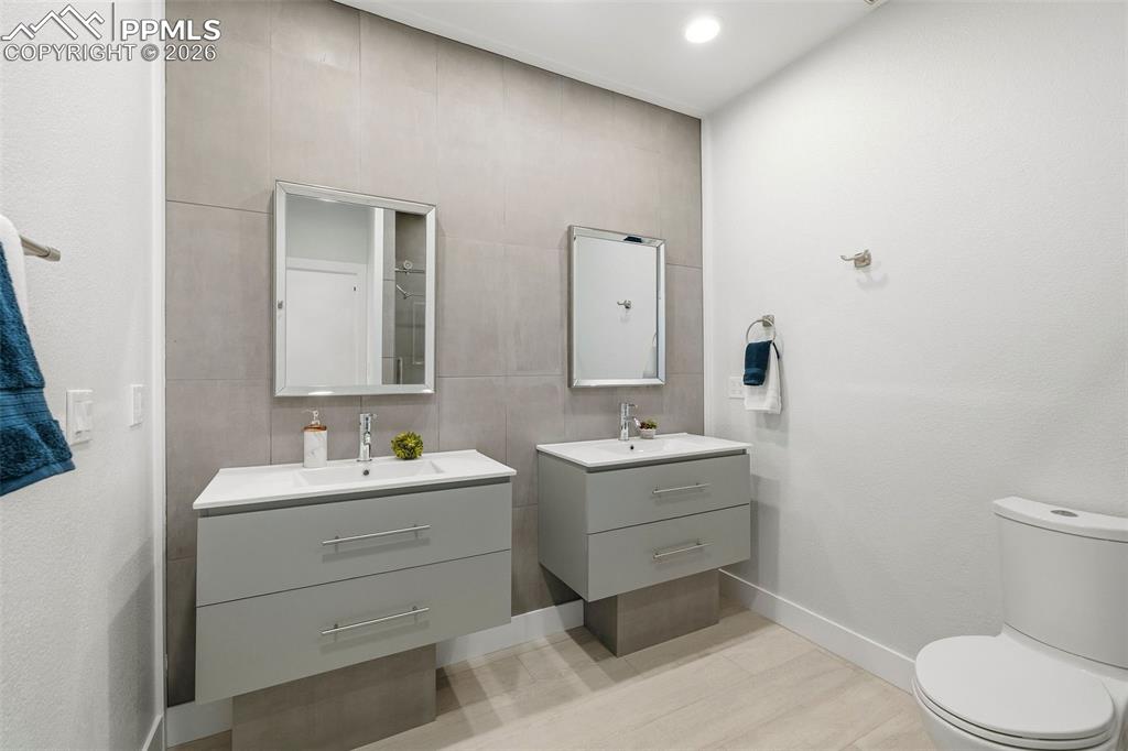 Image 27 of 50: Bathroom