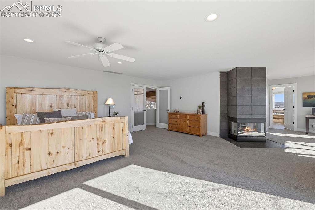 Image 31 of 50: Bedroom