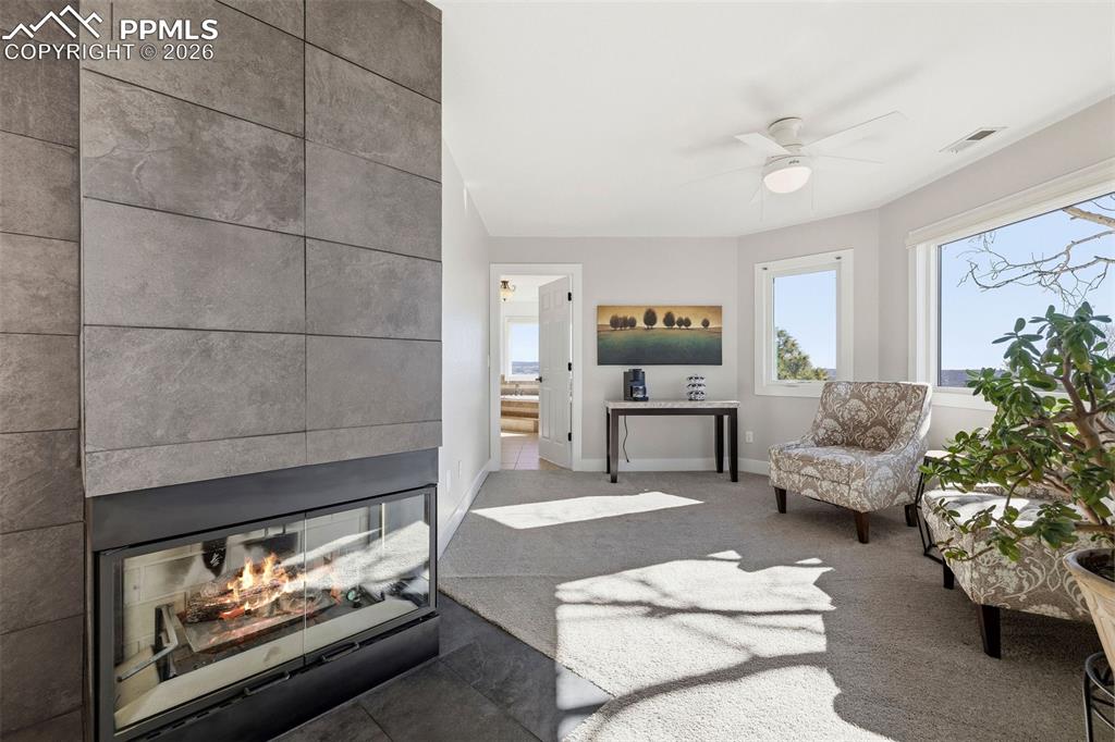 Image 32 of 50: Living Room