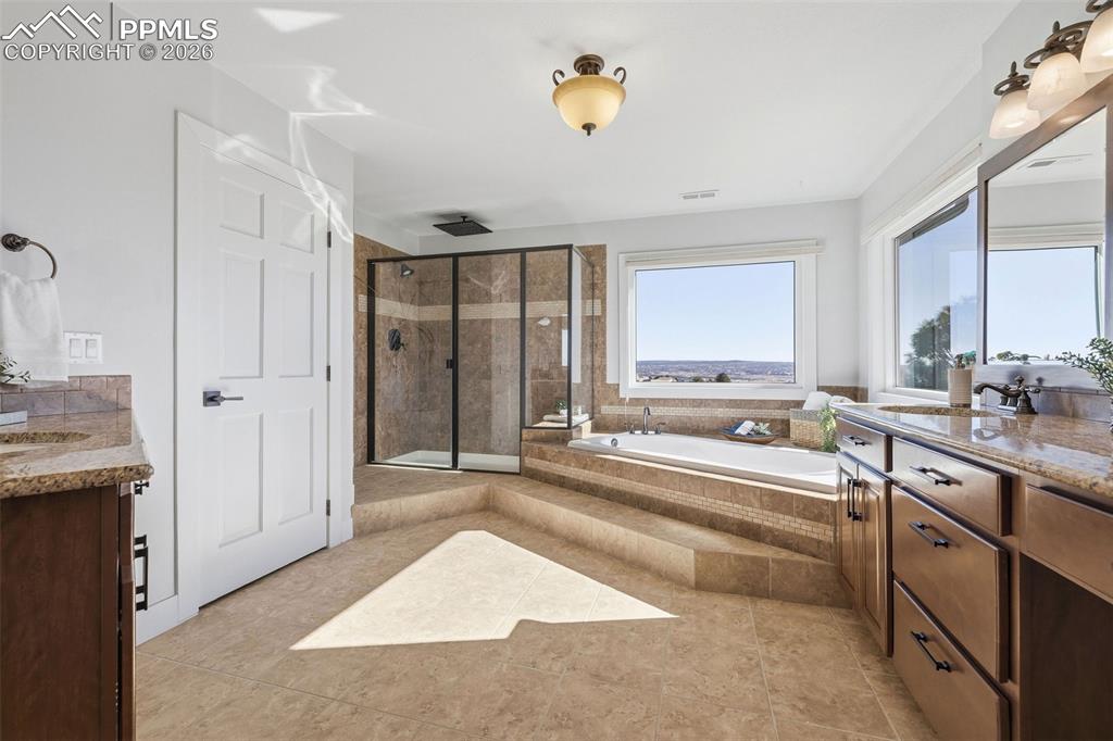 Image 34 of 50: Bathroom