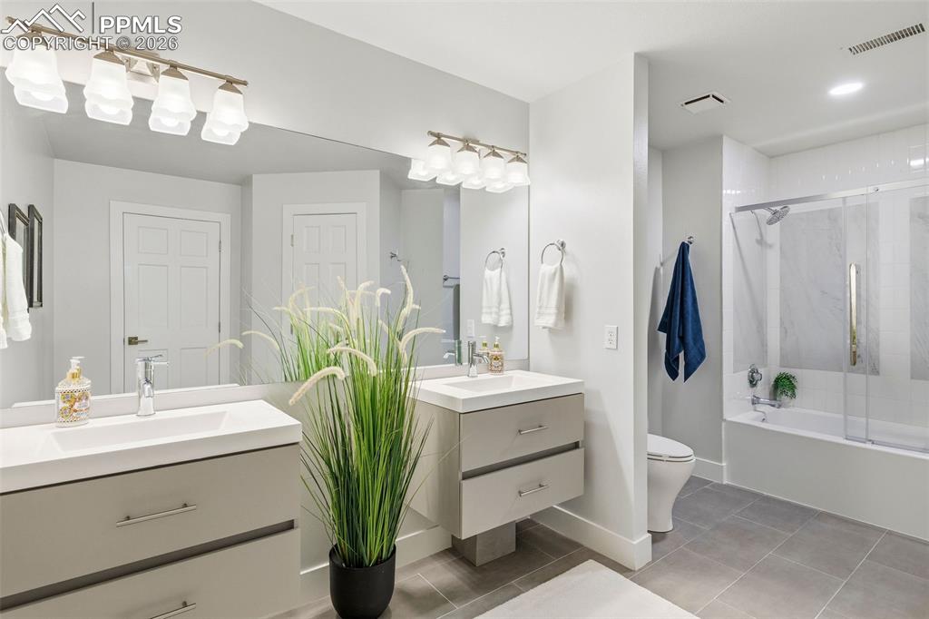 Image 36 of 50: Bathroom