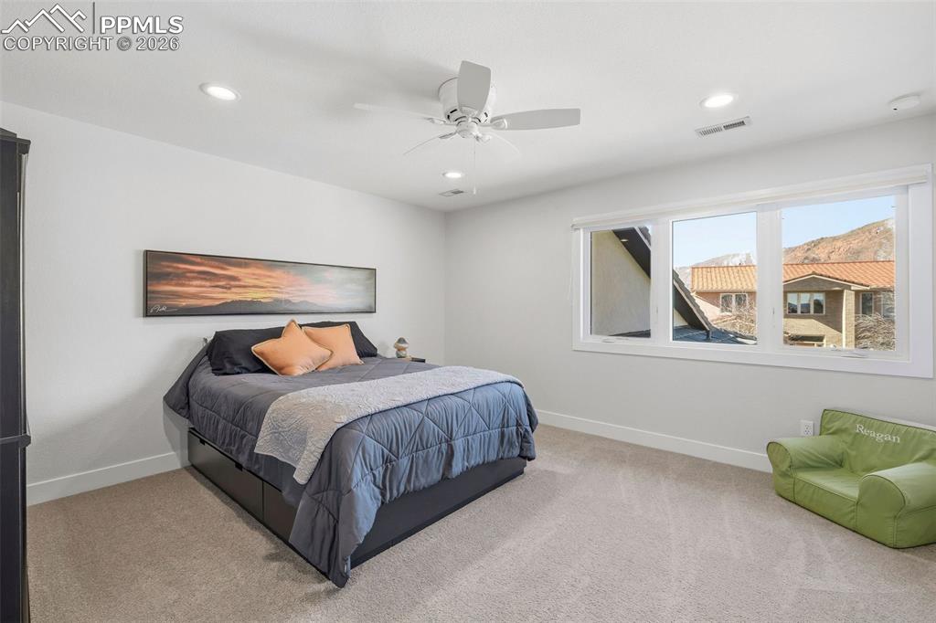 Image 38 of 50: Bedroom