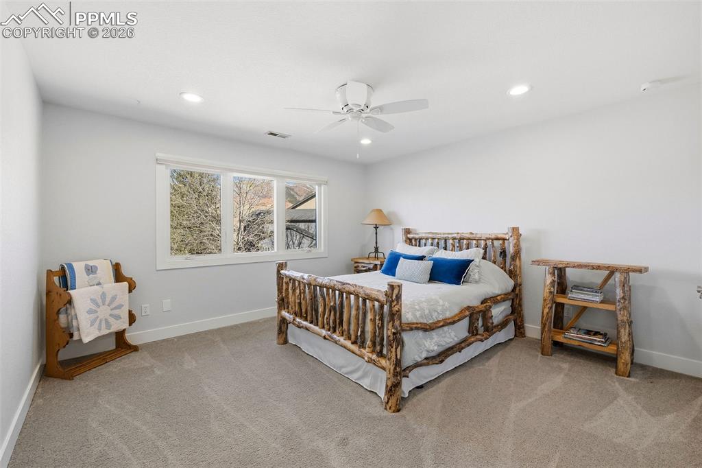 Image 39 of 50: Bedroom