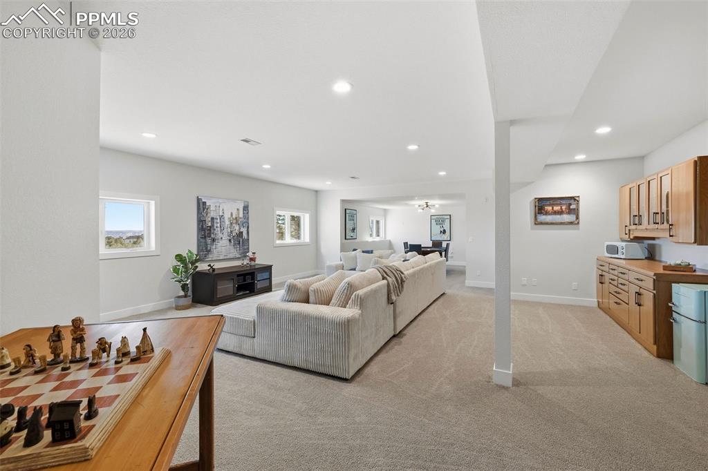 Image 41 of 50: Living Room