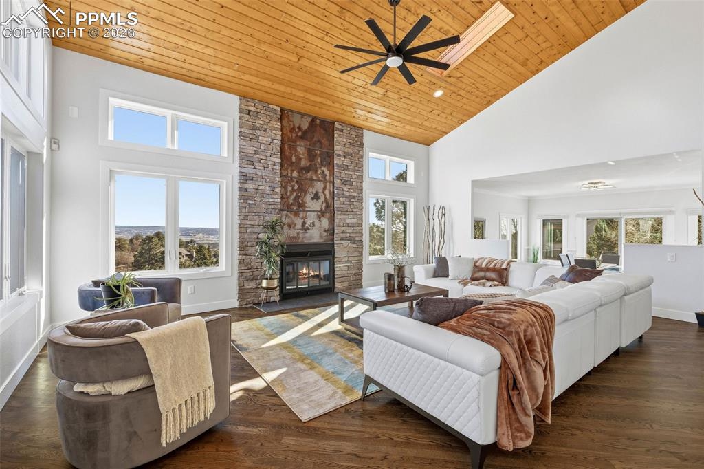 Image 8 of 50: Living Room