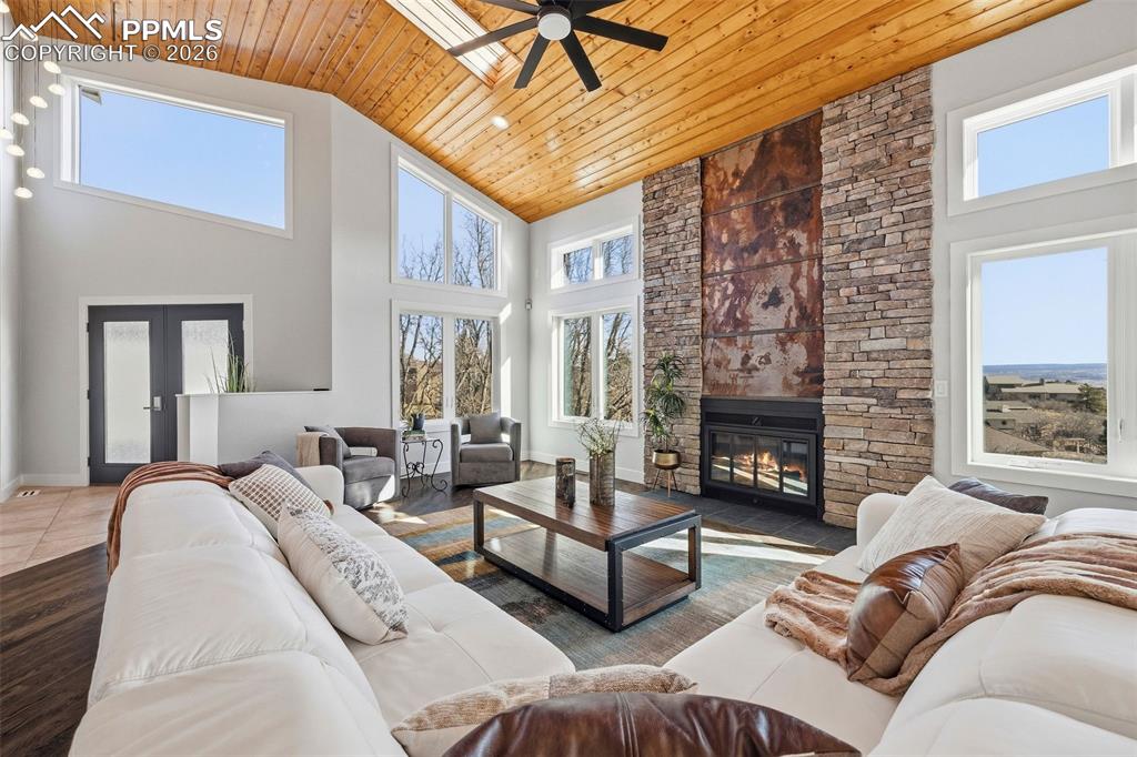 Image 9 of 50: Living Room