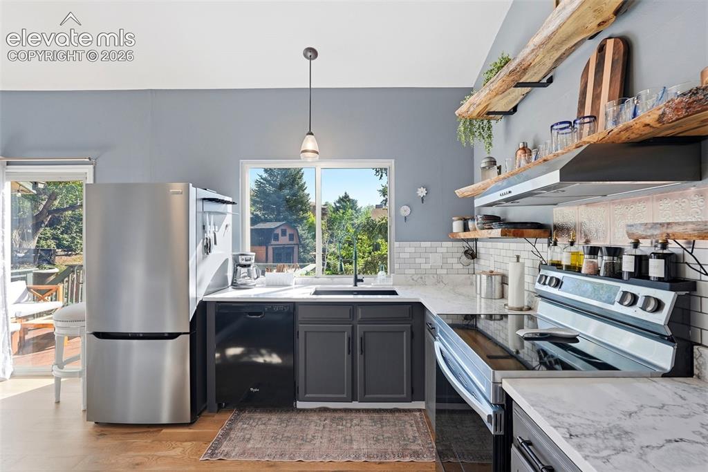 Image 10 of 47: Kitchen