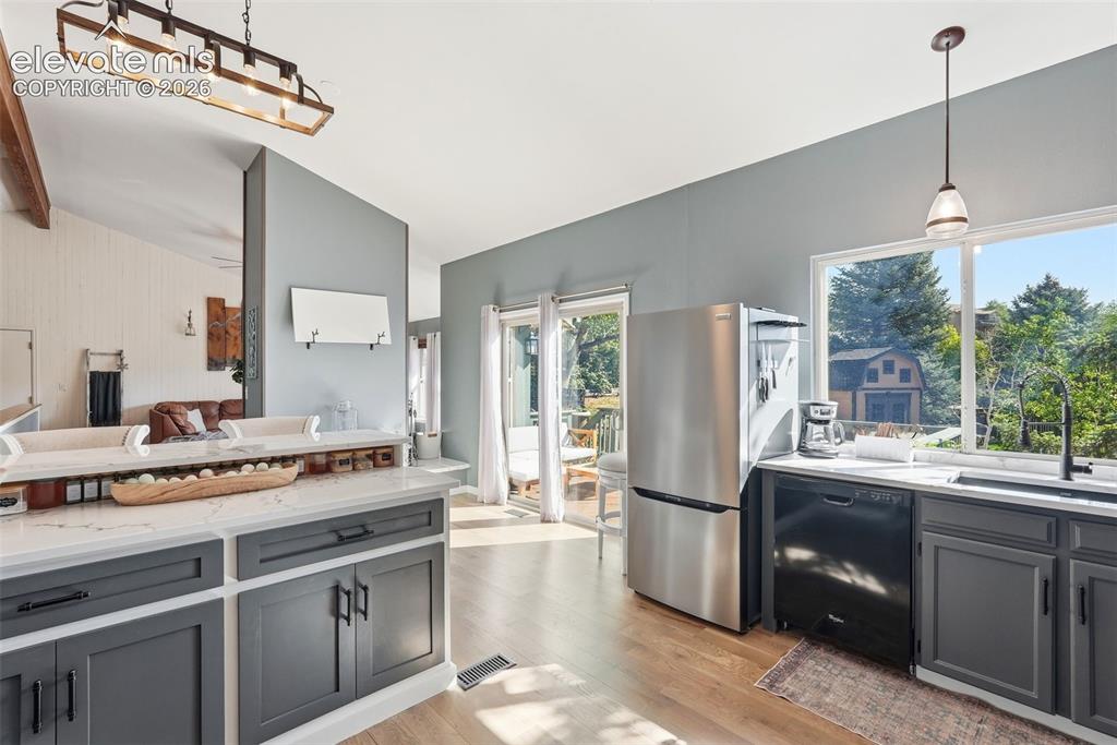 Image 14 of 47: Kitchen