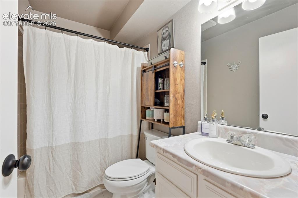 Image 30 of 47: Bathroom