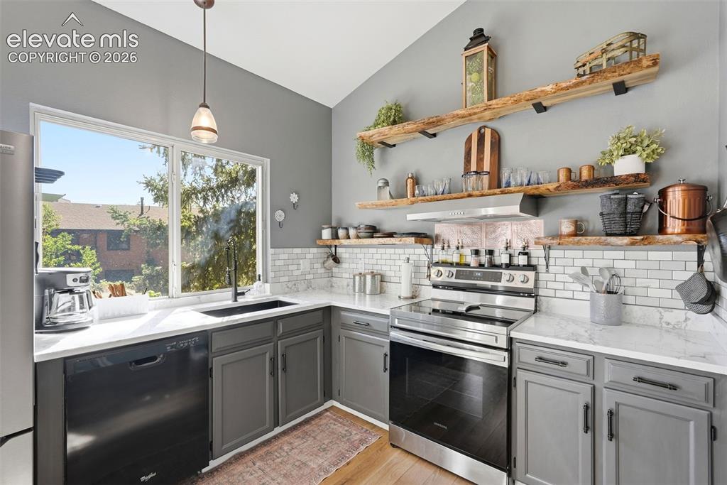 Image 8 of 47: Kitchen