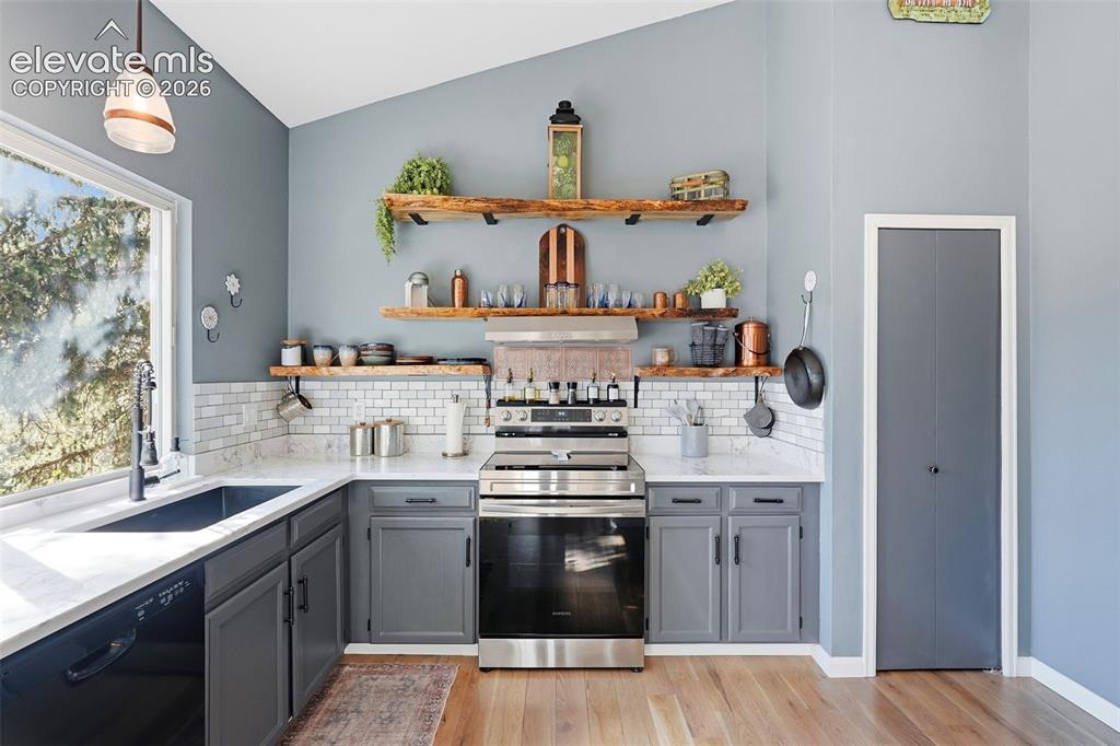 Image 9 of 47: Kitchen