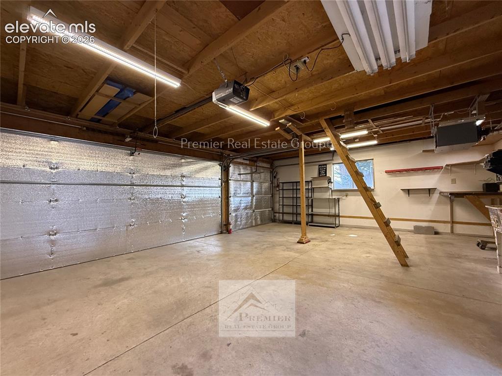 Image 11 of 11: Garage