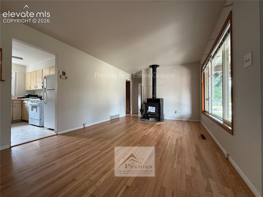 Image 2 of 11: Living Room