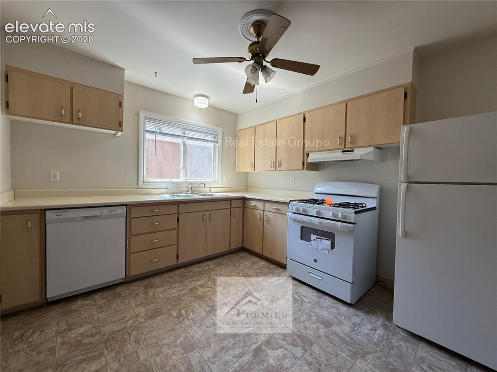 Image 3 of 11: Kitchen