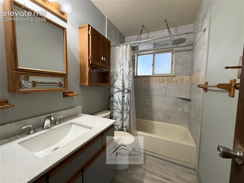 Image 8 of 11: Bathroom