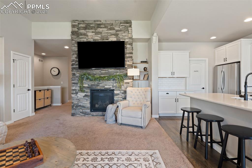 Image 8 of 28: Gas Fireplace