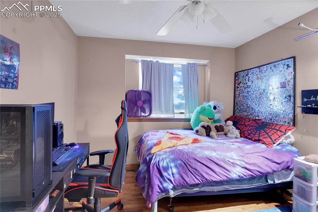 Image 15 of 36: Bedroom