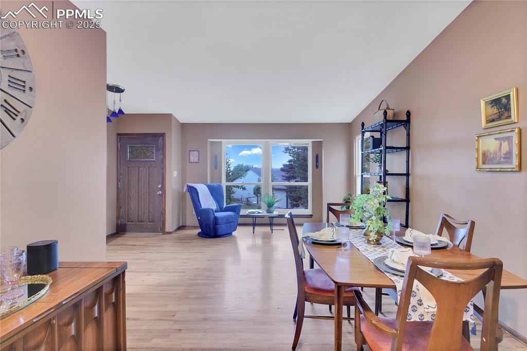 Image 9 of 36: Dining Area