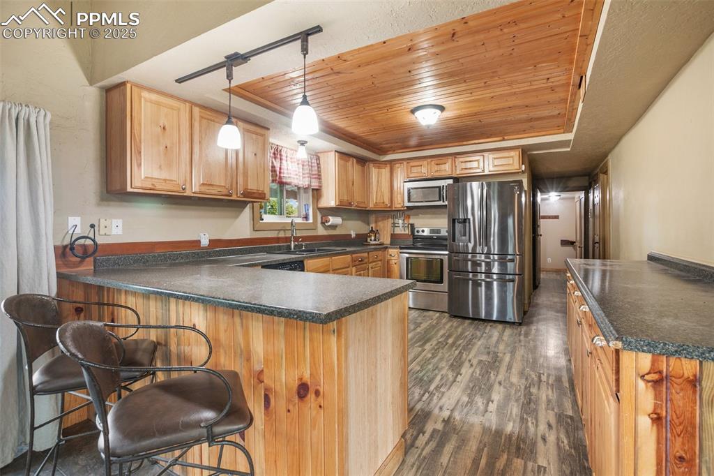 Image 12 of 31: Kitchen
